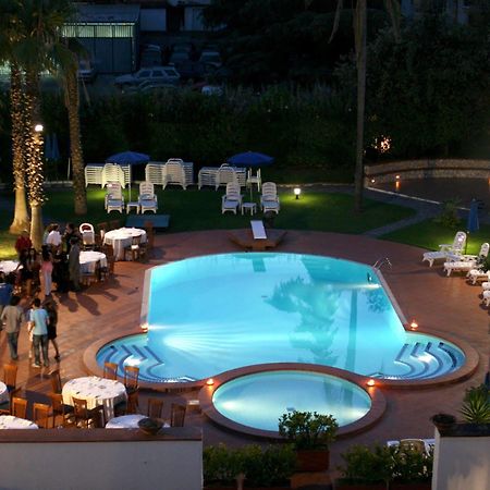 Hotel Barbarella Giugliano In Campania Buitenkant foto