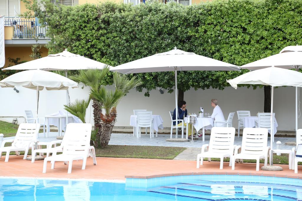 Hotel Barbarella Giugliano In Campania Buitenkant foto