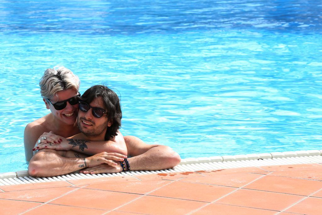 Hotel Barbarella Giugliano In Campania Buitenkant foto