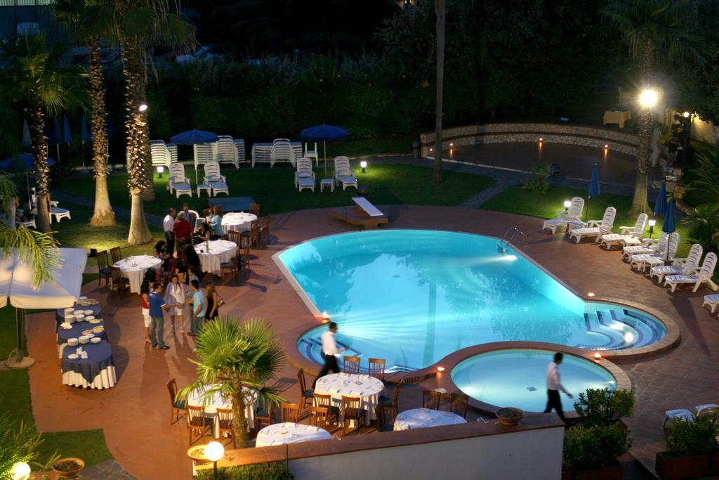 Hotel Barbarella Giugliano In Campania Buitenkant foto