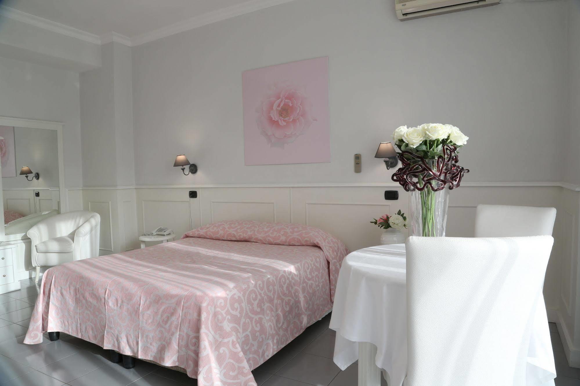 Hotel Barbarella Giugliano In Campania Buitenkant foto