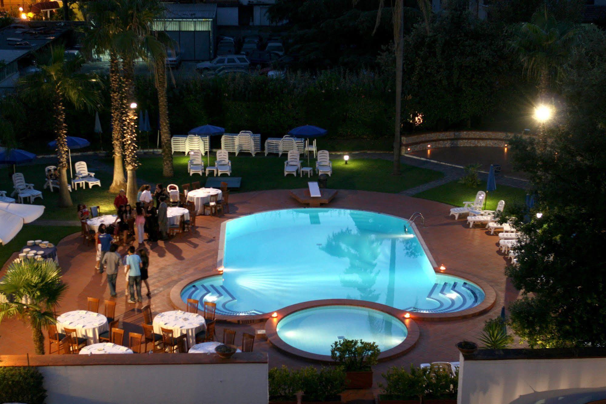 Hotel Barbarella Giugliano In Campania Buitenkant foto