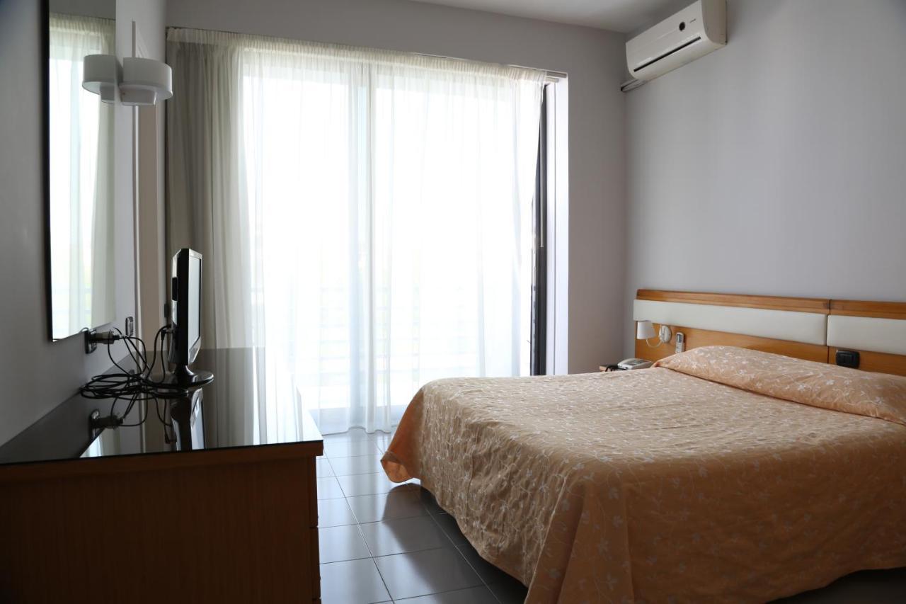 Hotel Barbarella Giugliano In Campania Buitenkant foto